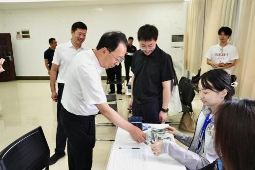 副校长、pa电子官网领导与新生代表合影2