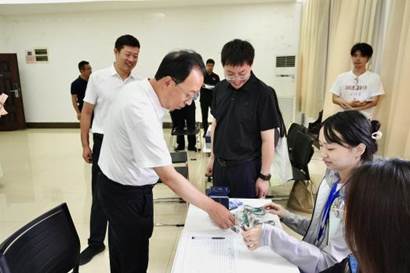 副校长在研究生报道点查看